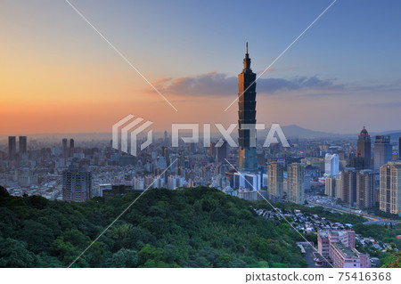 城市的黃昏夜景和市容 城市的黃昏夜景和市容 75416368