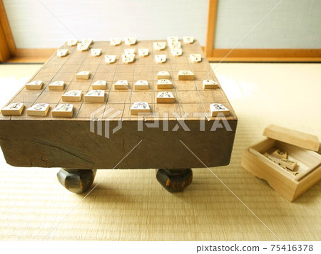 Shogi match with a tasteful shogi board Shogi match with a tasteful shogi board 75416378