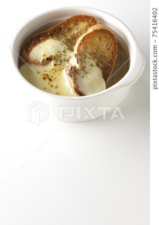 拍攝的洋蔥湯用焦乾酪和法國麵包在白色背景上 拍攝的洋蔥湯用焦乾酪和法國麵包在白色背景上 75416402