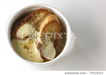Photographed onion soup with charred cheese and French bread on a white background (overhead view) Photographed onion soup with charred cheese and French bread on a white background (overhead view) 75416431
