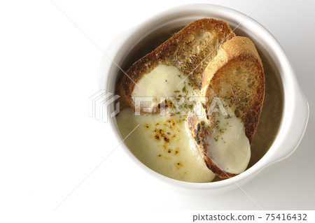 Photographed onion soup with charred cheese and French bread on a white background (overhead view) Photographed onion soup with charred cheese and French bread on a white background (overhead view) 75416432