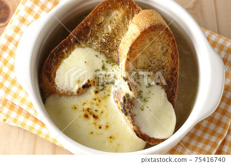 A bird's-eye view of onion soup with charred cheese and French bread 75416740