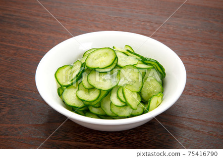 Thinly sliced cucumber Thinly sliced cucumber 75416790