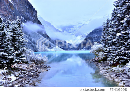 Lake Louise, a beautiful lake that shines in mysterious colors 75416998