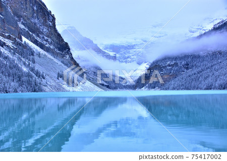 Lake Louise, a beautiful lake that shines in mysterious colors 75417002
