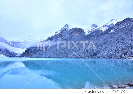 Lake Louise, a beautiful lake that shines in mysterious colors Lake Louise, a beautiful lake that shines in mysterious colors 75417003