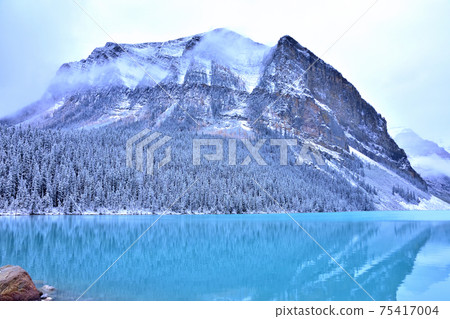 Lake Louise, a beautiful lake that shines in mysterious colors 75417004