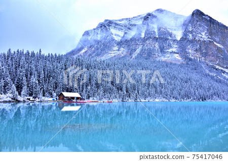 Lake Louise, a beautiful lake that shines in mysterious colors Lake Louise, a beautiful lake that shines in mysterious colors 75417046