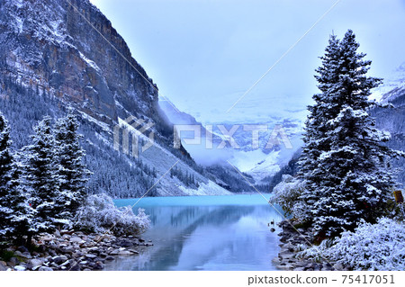 Lake Louise, a beautiful lake that shines in mysterious colors 75417051
