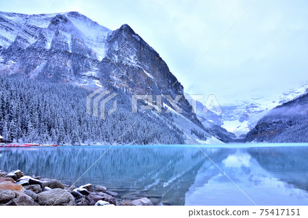 Lake Louise, a beautiful lake that shines in mysterious colors 75417151