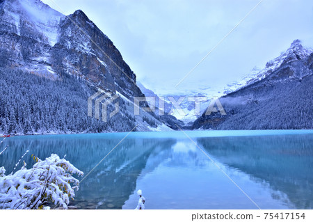 Lake Louise, a beautiful lake that shines in mysterious colors Lake Louise, a beautiful lake that shines in mysterious colors 75417154
