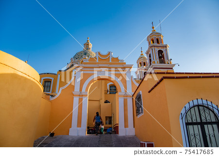 喬盧拉（Cholula）的墨西哥洛斯雷梅迪奧斯教堂（Los Remedios），在因西班牙入侵而毀壞的金字塔上建造 75417685