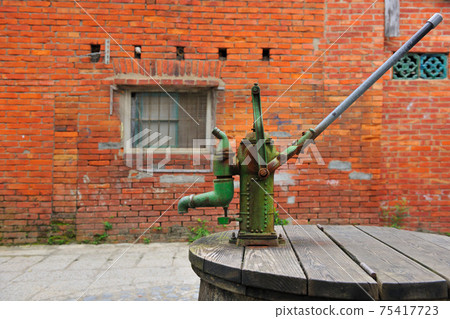 農村水井的手搖幫浦設備和建築物 75417723