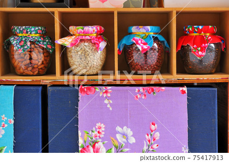 代表客家族群的花布和陶瓷容器裝飾 75417913