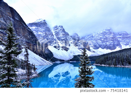 A mysterious lake, Moraine Lake that changes color with time A mysterious lake, Moraine Lake that changes color with time 75418141