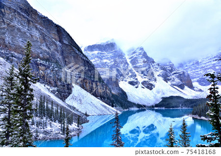A mysterious lake, Moraine Lake that changes color with time A mysterious lake, Moraine Lake that changes color with time 75418168