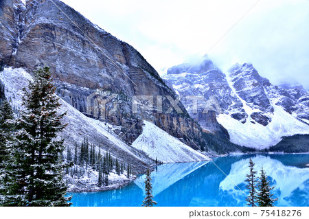 A mysterious lake, Moraine Lake that changes color with time 75418276