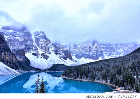 A mysterious lake, Moraine Lake that changes color with time 75418277