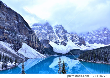 A mysterious lake, Moraine Lake that changes color with time 75418278