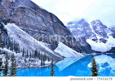 A mysterious lake, Moraine Lake that changes color with time 75418279