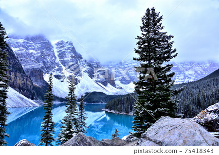A mysterious lake, Moraine Lake that changes color with time 75418343