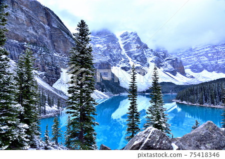 神秘的冰Mor湖，隨著時間的流逝而變色 75418346