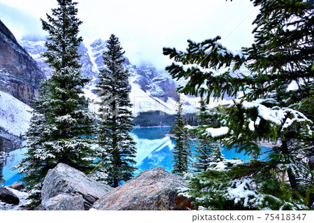 神秘的冰Mor湖，隨著時間的流逝而變色 75418347