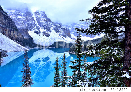 A mysterious lake, Moraine Lake that changes color with time 75418351