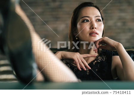 Celebrity female fashion model Celebrity female fashion model 75418411