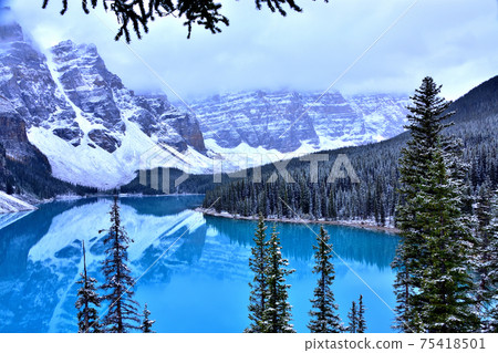 A mysterious lake, Moraine Lake that changes color with time 75418501