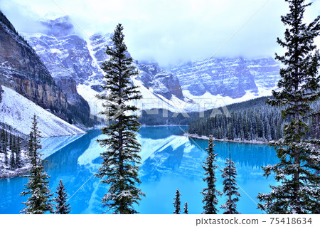 A mysterious lake, Moraine Lake that changes color with time A mysterious lake, Moraine Lake that changes color with time 75418634
