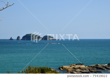 View of Ki-no-Matsushima floating in Moriura Bay (from Nachikatsuura Cycling Road) 75419022