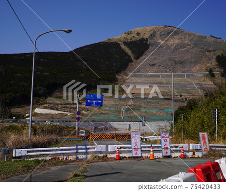 The scene of the Aso Bridge that collapsed due to the Kumamoto earthquake in April 2016, where the remains of the bridge are still left in the future 75420433