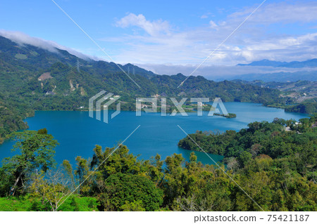 山脈和水庫湖泊的大自然景觀 山脈和水庫湖泊的大自然景觀 75421187