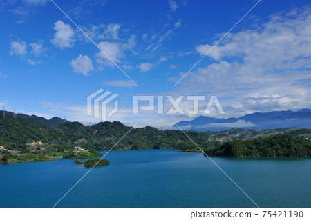 山脈和水庫湖泊的大自然景觀 75421190