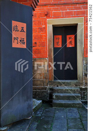 老房子的木門建築風格 老房子的木門建築風格 75421562