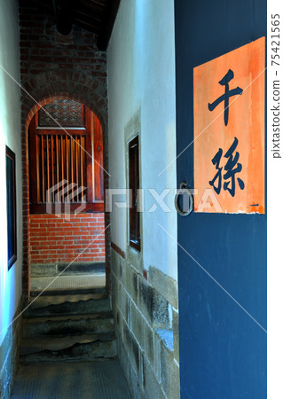 老房子的木門建築風格 75421565