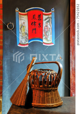 竹子製作的傳統隨身火烤爐和木門 竹子製作的傳統隨身火烤爐和木門 75421652