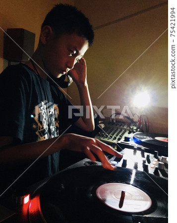 The boy who turns the record for the first time 75421994