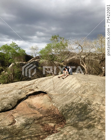 那些欣賞龜岩壯麗景色的人 那些欣賞龜岩壯麗景色的人 75422001