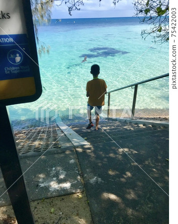 通往大海的樓梯和一個男孩 通往大海的樓梯和一個男孩 75422003