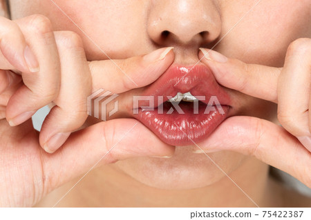 女人按摩嘴 75422387