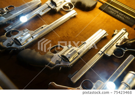 關島的左輪手槍史密斯和韋森M617 357 Magnum現場拍攝 75423468