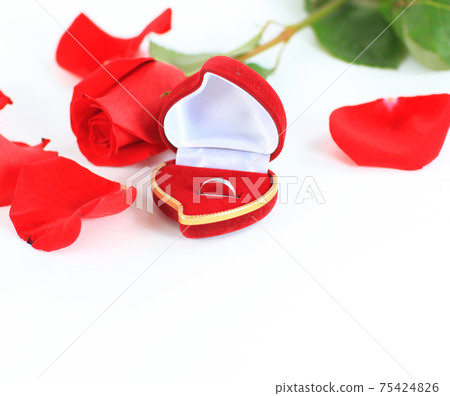 a rose and a box with rings 75424826