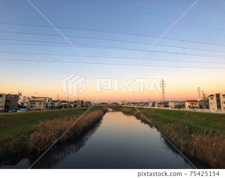 黃昏的漸變天空和沿河的鄉村風光 黃昏的漸變天空和沿河的鄉村風光 75425154