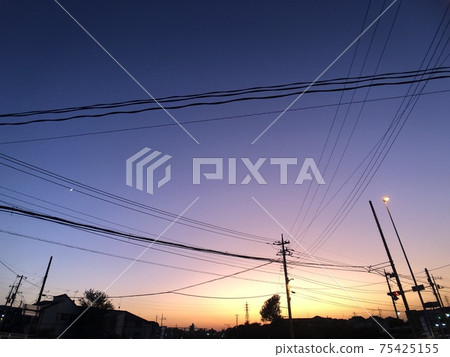黃昏時分的紫色漸變天空和電線相交的城市景觀 75425155