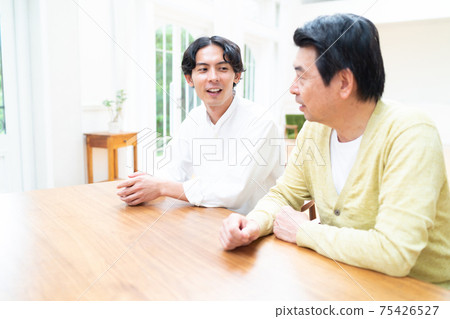 父母和孩子在客廳裡聊天 父母和孩子在客廳裡聊天 75426527