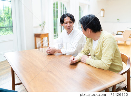 父母和孩子在客廳裡聊天 父母和孩子在客廳裡聊天 75426530