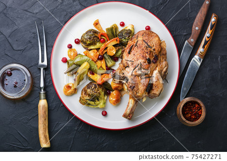 Pork rack with vegetables 75427271