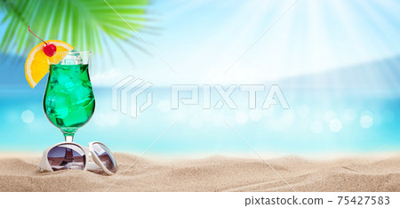 Fresh cold cocktail and sunglasses on tropical beach 75427583
